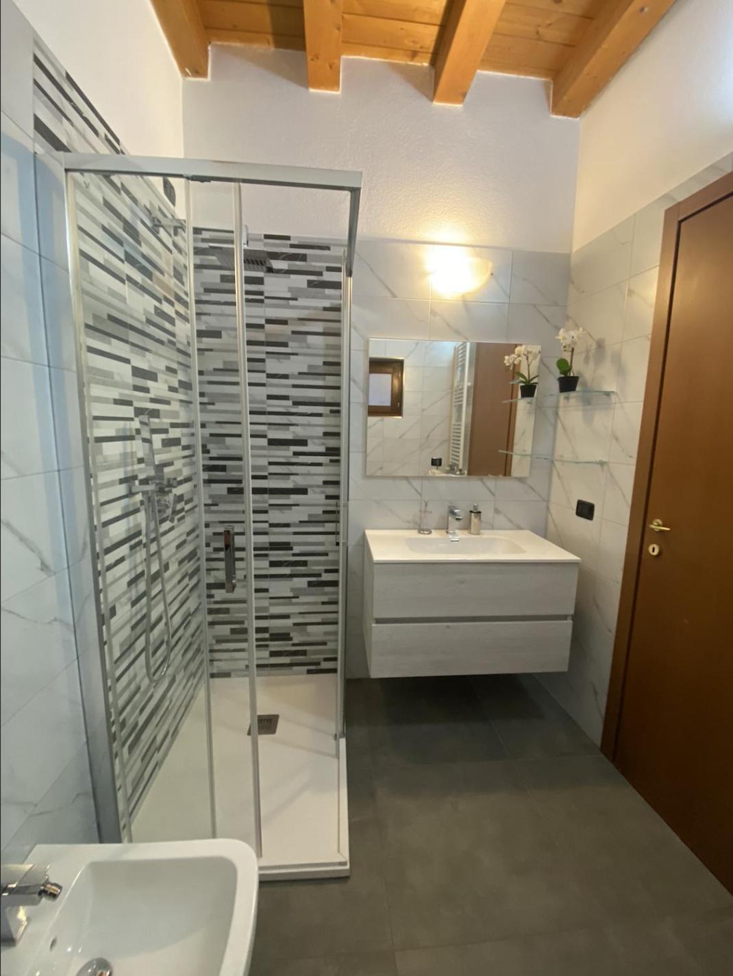 Cozy Lake Como Apartments Valmadrera Luaran gambar